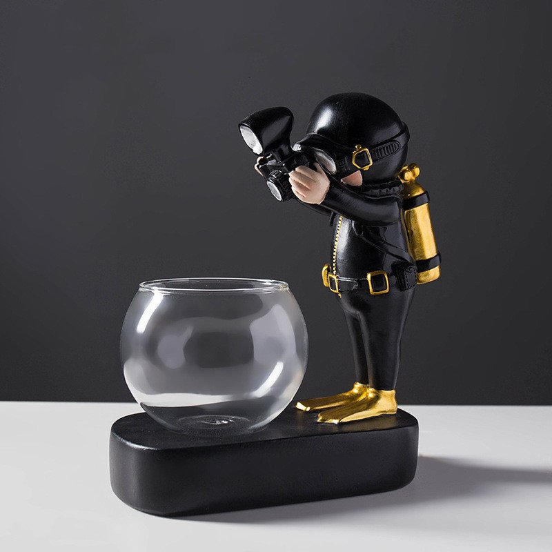 Space Astronaut Glass Vase: Creative Desktop Hydroponic Plant Pot - Image 4