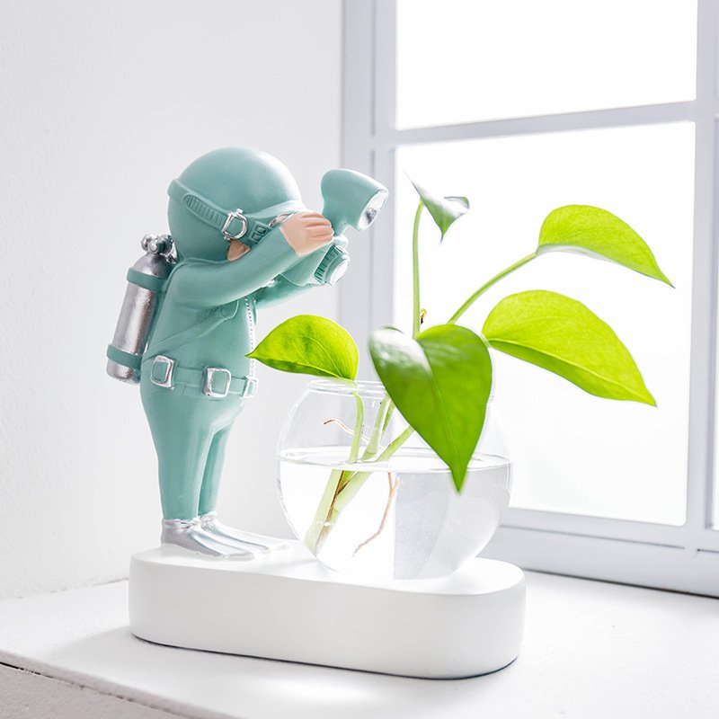 Space Astronaut Glass Vase: Creative Desktop Hydroponic Plant Pot - Image 2