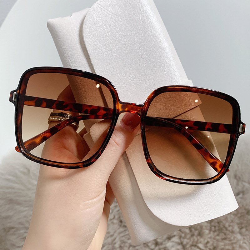 Vintage Gradient Sunglasses: UV Protection Classic Fashion Eyewear - Image 10