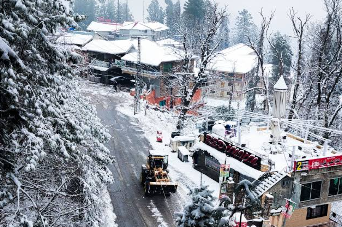 First Snowfall Boosts Winter Tourism in Northern Pakistan